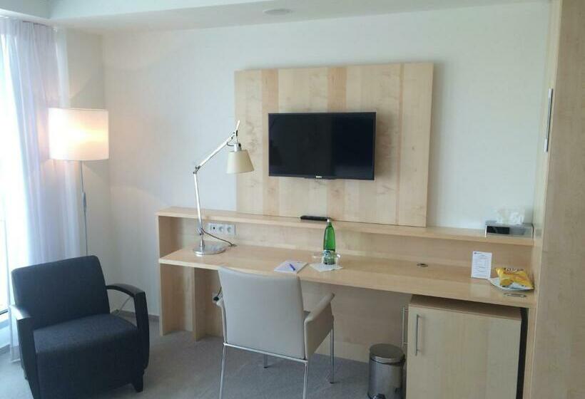 Deluxe Szoba, Erwin Junker