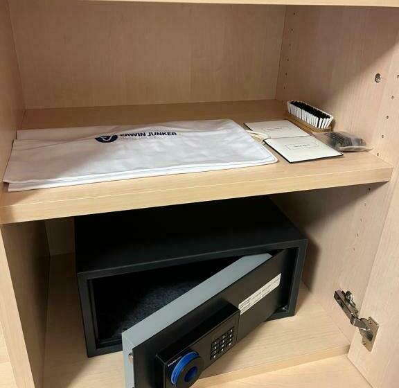 Egyágyas Economy Szoba, Erwin Junker