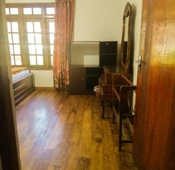 اتاق خانوادگی, Glenfall Guest