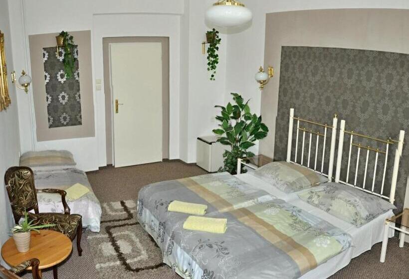 غرفة قياسية ثلاثية, Green House