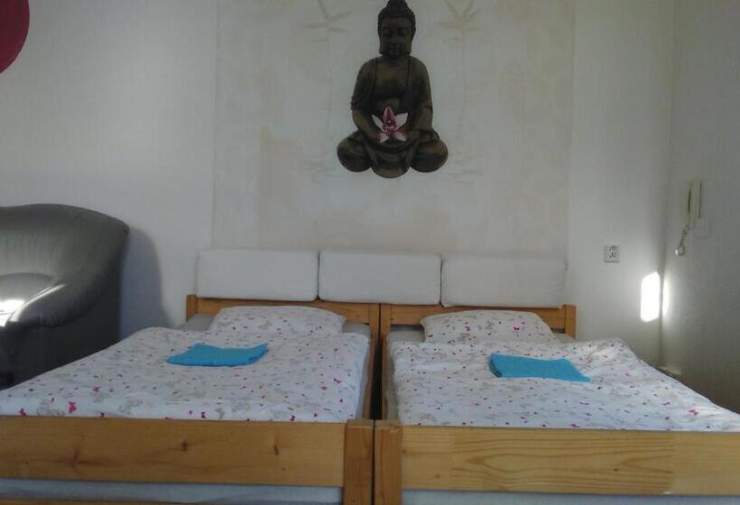 اتاق استاندارد چهارنفره با بالکن, Hostel Moravia Ostrava