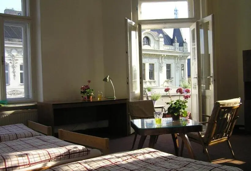 バルコニー付スタンダード４ベッドルーム, Hostel Moravia Ostrava