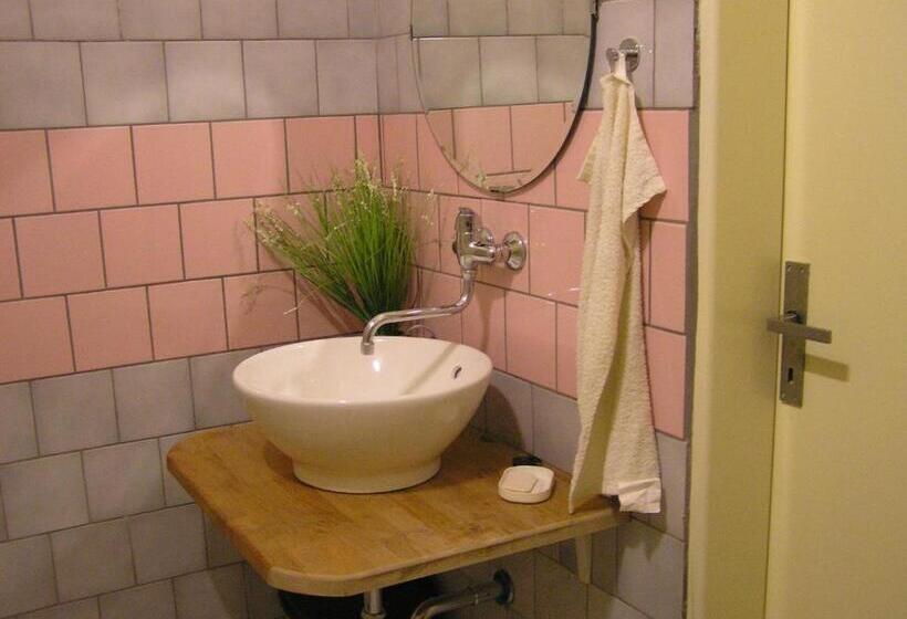 اتاق استاندارد چهارنفره با بالکن, Hostel Moravia Ostrava