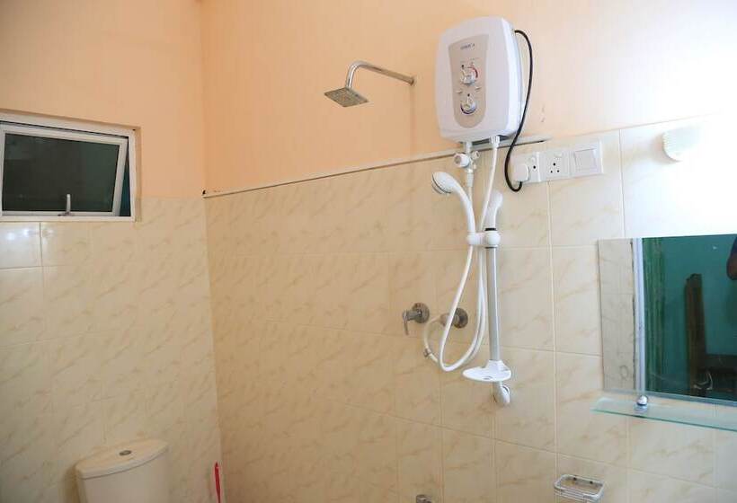 舒适三人间, Kings Hotel Restaurant And Bar