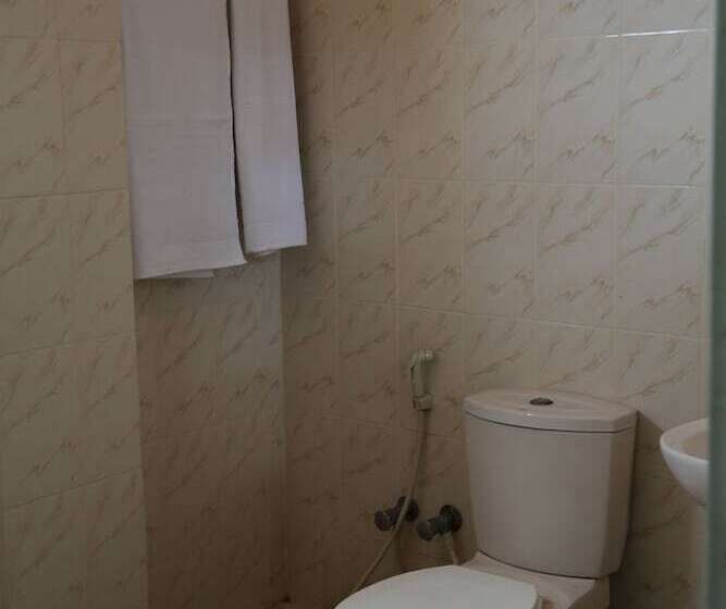 舒适三人间, Kings Hotel Restaurant And Bar