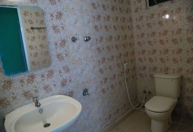 舒适三人间, Kings Hotel Restaurant And Bar