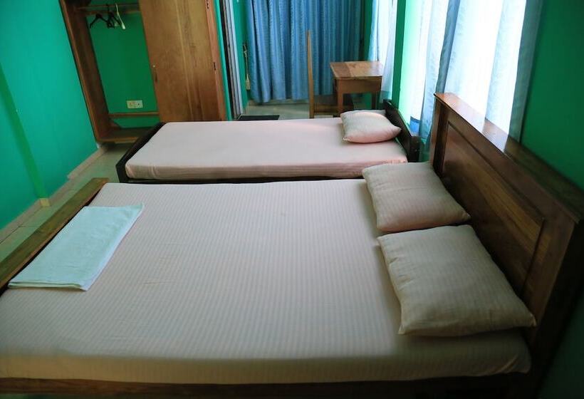 舒适三人间, Kings Hotel Restaurant And Bar