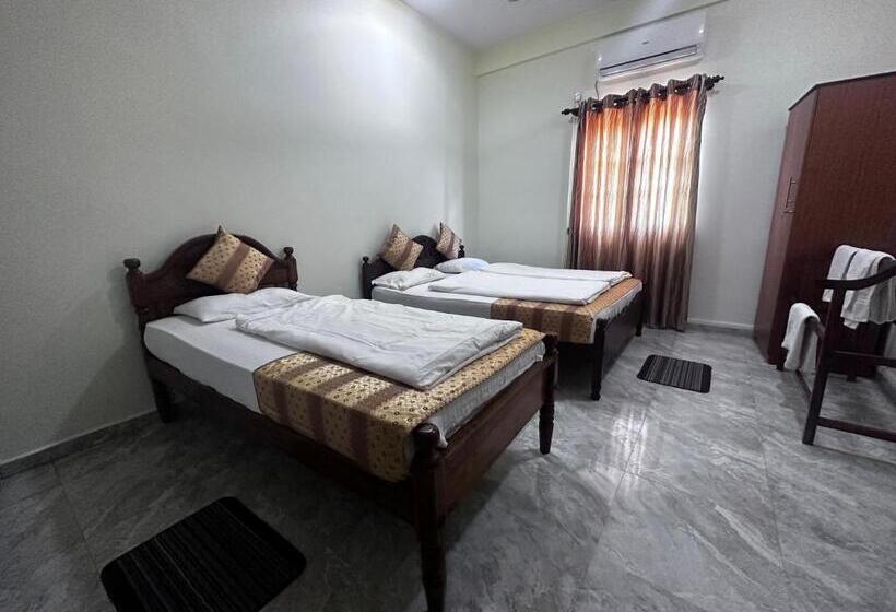 Номер Стандарт Трехместный, N Joy Inn