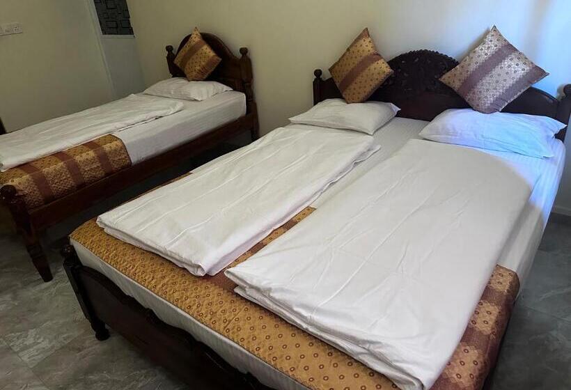 Номер Стандарт Трехместный, N Joy Inn