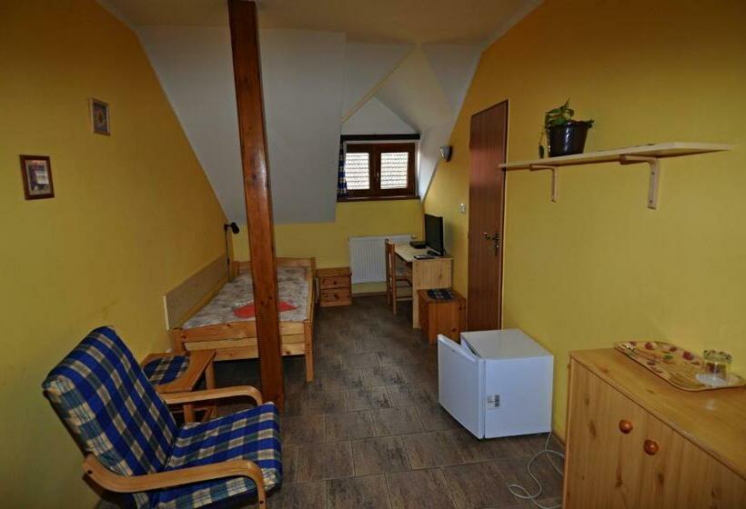 Standard Szoba, Na Hradbách