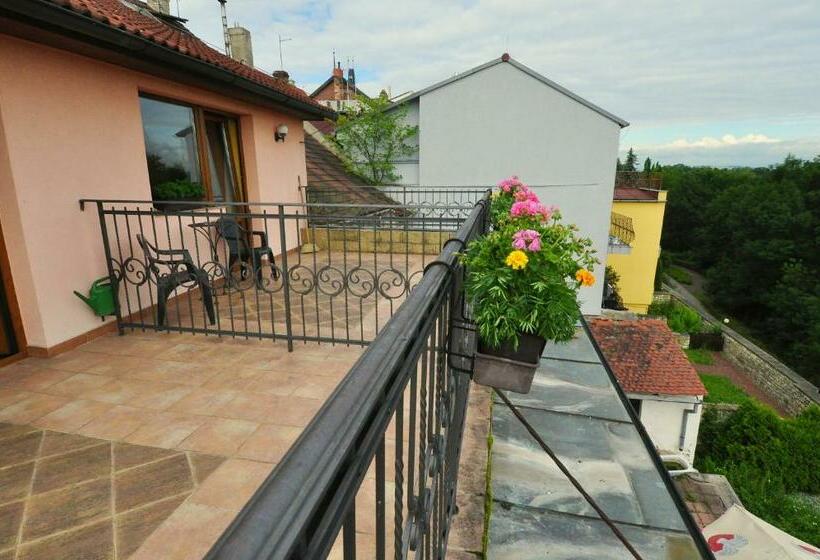 חדר סטנדרט, Na Hradbách