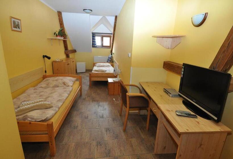 Standard Szoba, Na Hradbách