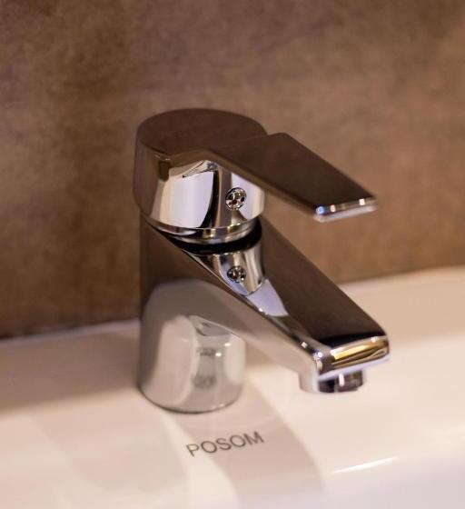 غرفة ديلوكس, Tharusha