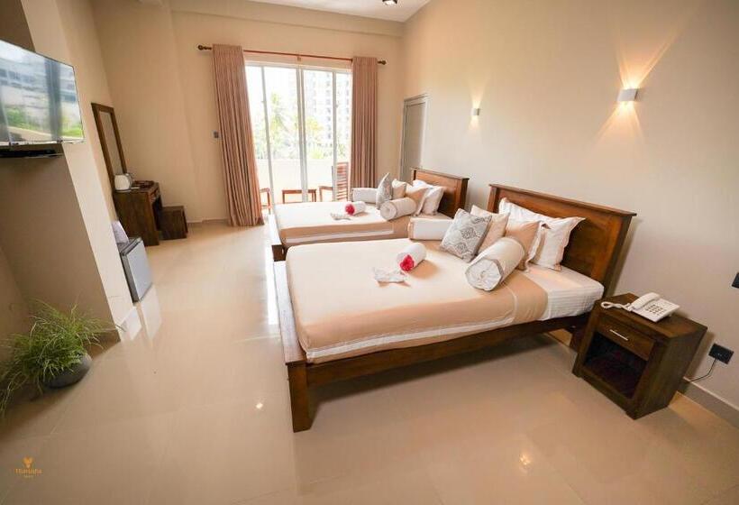 غرفة ديلوكس, Tharusha