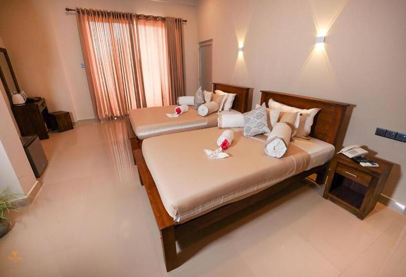 غرفة ديلوكس عائلية, Tharusha