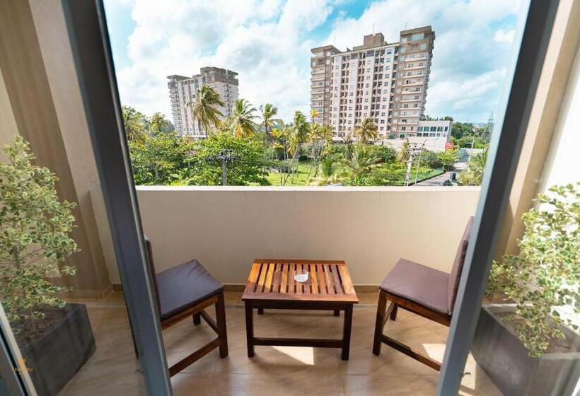 غرفة ديلوكس عائلية, Tharusha