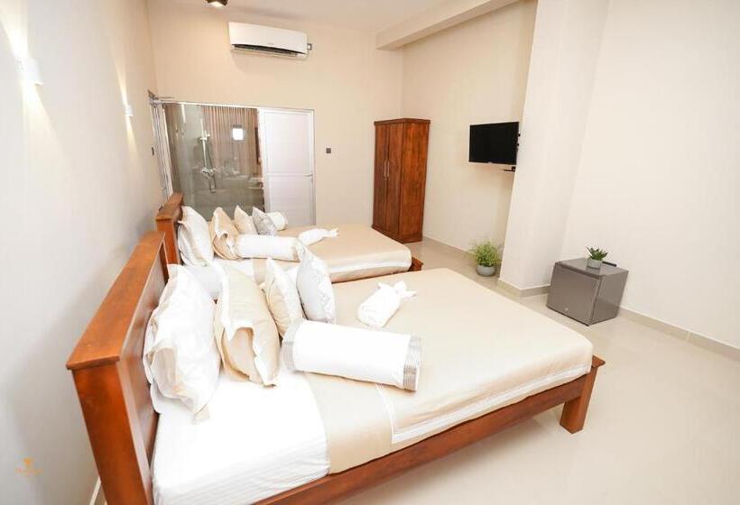 غرفة ديلوكس عائلية, Tharusha