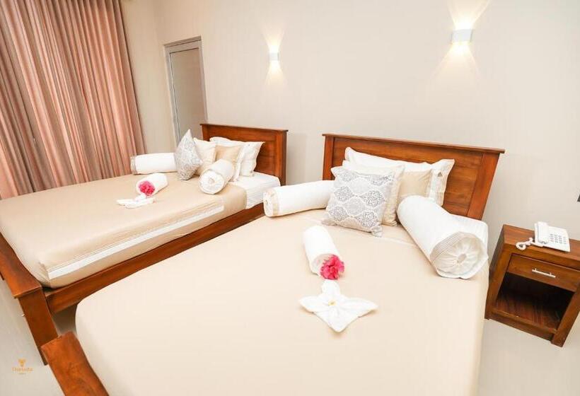 غرفة ديلوكس عائلية, Tharusha