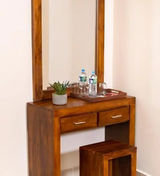 Habitación Estàndard Individual, Tharusha
