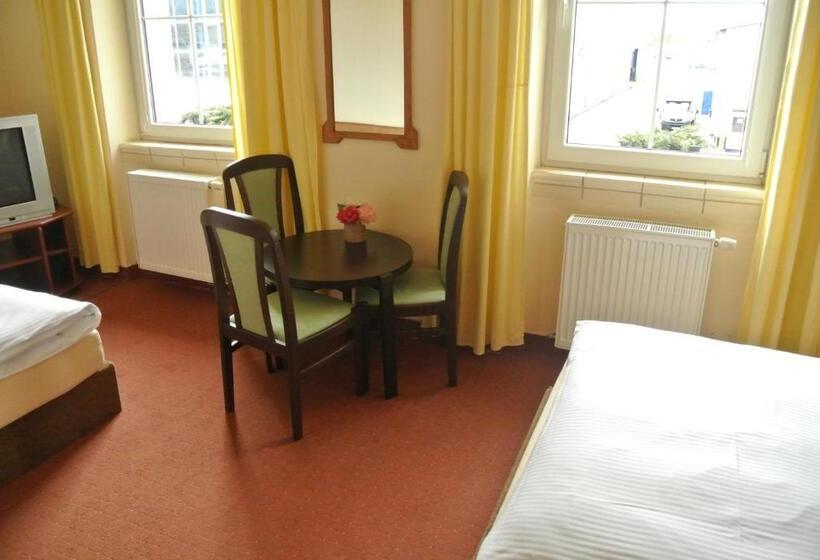 اتاق استاندارد سه نفره, U Budvaru