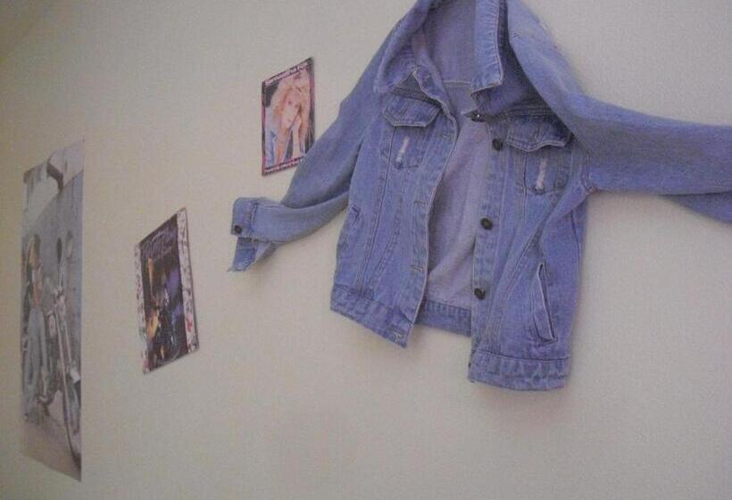 バスルーム共有のトリプルスタンダード, Ruta 80 Hostel