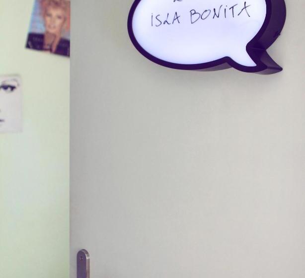 バスルーム共有のトリプルスタンダード, Ruta 80 Hostel