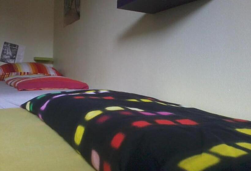 バスルーム共有のトリプルスタンダード, Ruta 80 Hostel