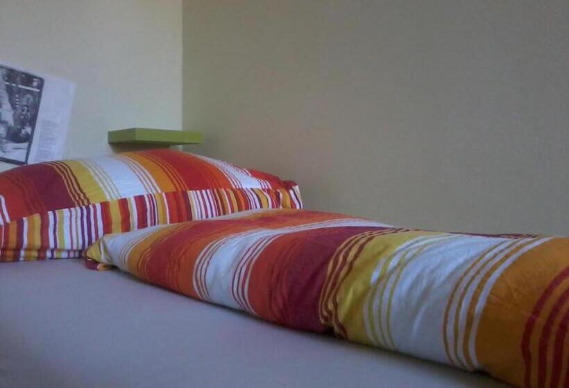 バスルーム共有のトリプルスタンダード, Ruta 80 Hostel