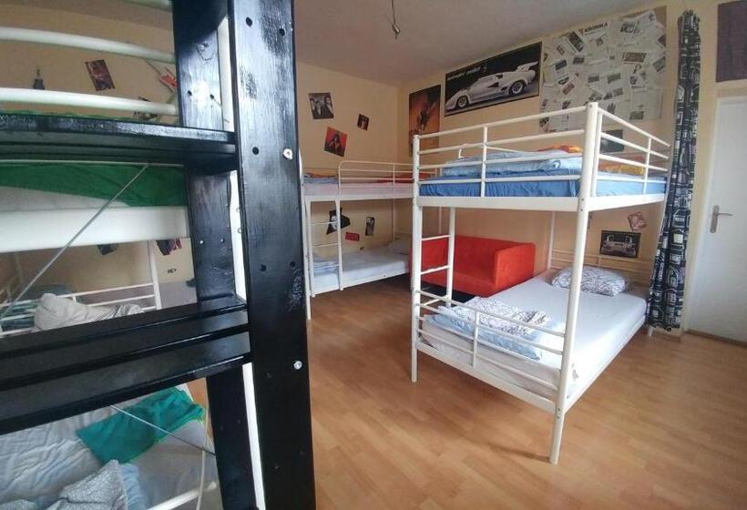 ルームシェアのワンベッド, Ruta 80 Hostel