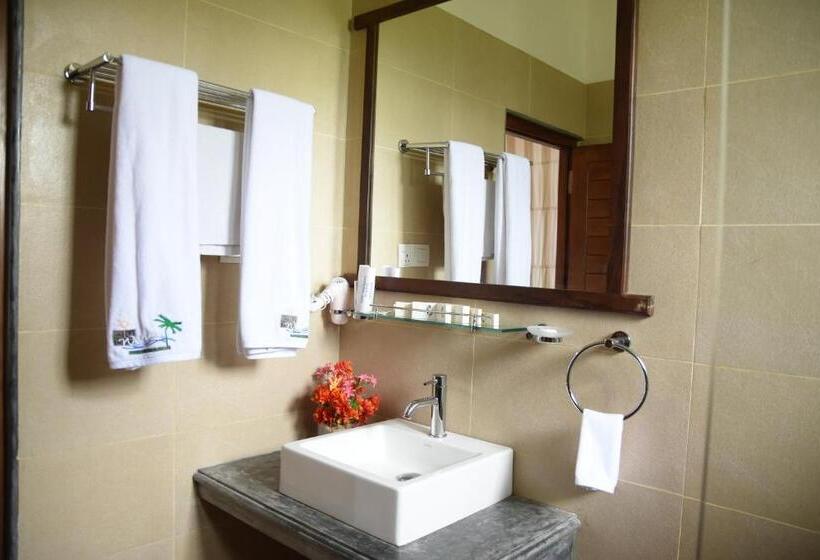 Deluxe Triple Room Sea View, Scarlet White Resort