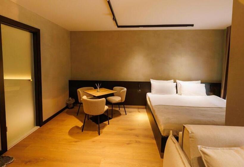 اتاق خانوادگی با چشم‌انداز کوه, 1863 Boutique