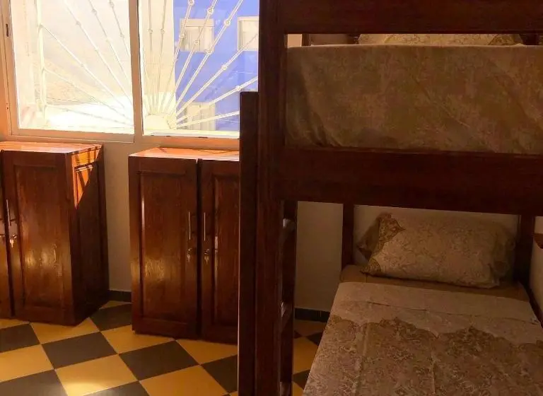تختخواب در اتاق مشترک, Tooda House