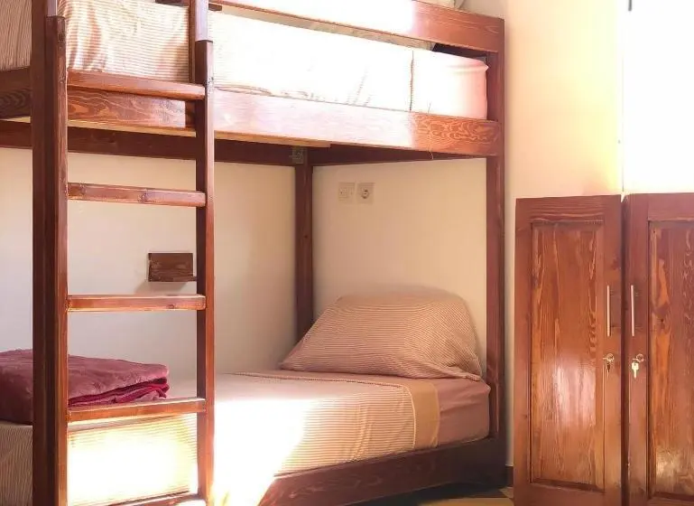 تختخواب در اتاق مشترک, Tooda House