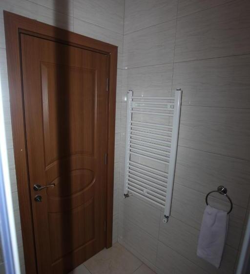 اتاق لوکس, Happy