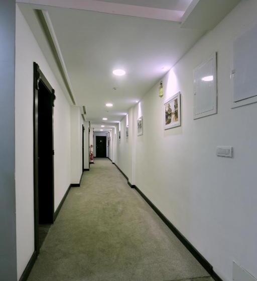 اتاق استاندارد سه نفره, Happy