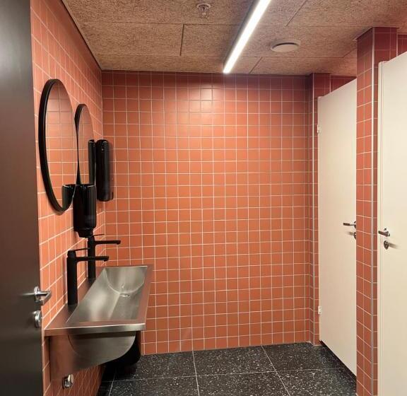标准三人间共用浴室, City Hostel Bergen