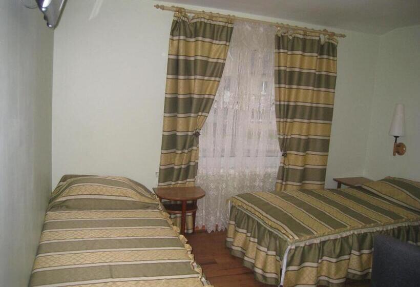 اتاق سه‌نفرۀ استاندارد با سرویس بهداشتی بیرون از اتاق, Aroma Skuodiškio Užeiga