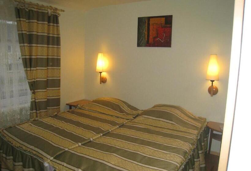 اتاق سه‌نفرۀ استاندارد با سرویس بهداشتی بیرون از اتاق, Aroma Skuodiškio Užeiga