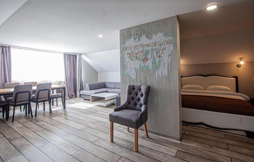 استودیو خانوادگی, Biplan