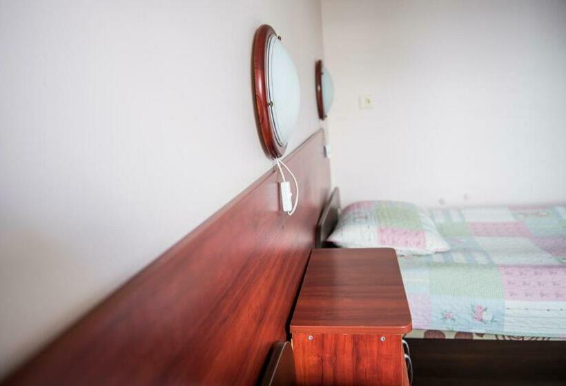 اتاق استاندارد سه نفره, Eiva