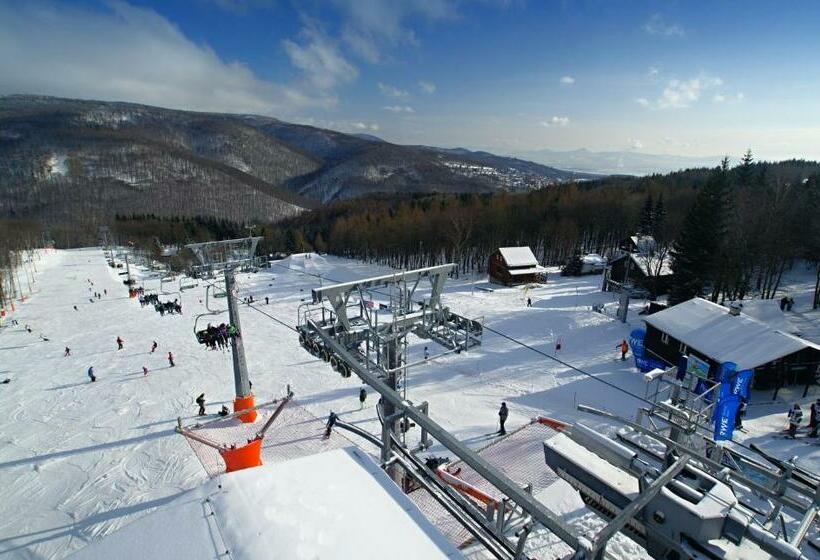 Standard Szoba, Emeran