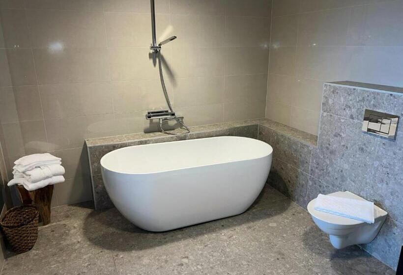 חדר משפחתי, Ocean