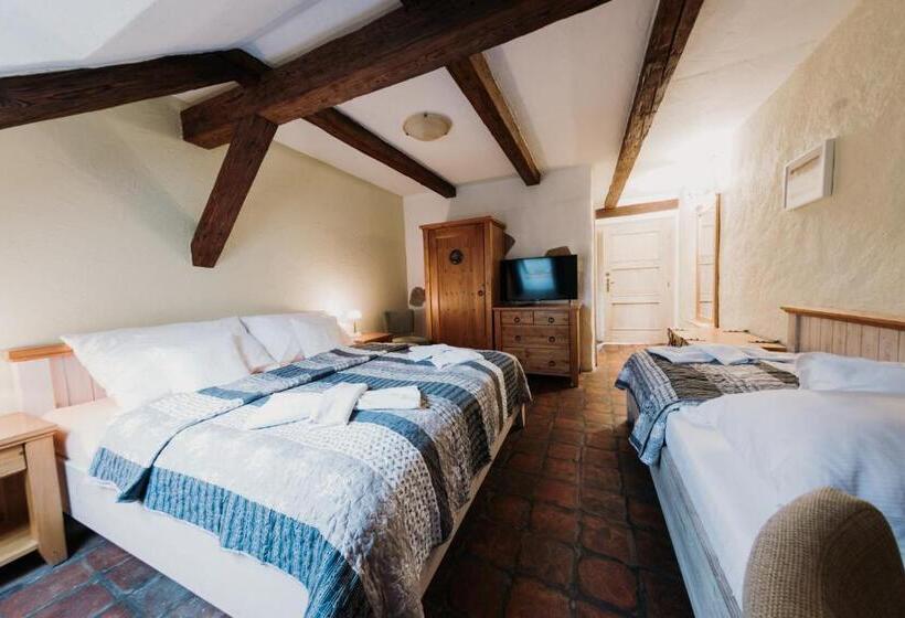 חדר סטנדרט לשלושה, U Hrabenky