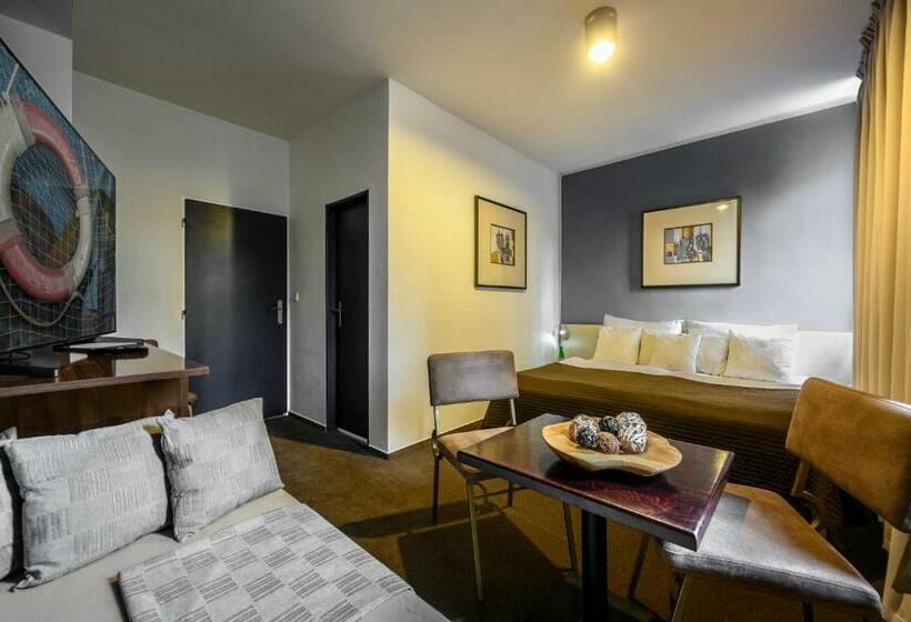 חדר סטנדרט לשלושה, U šuláka