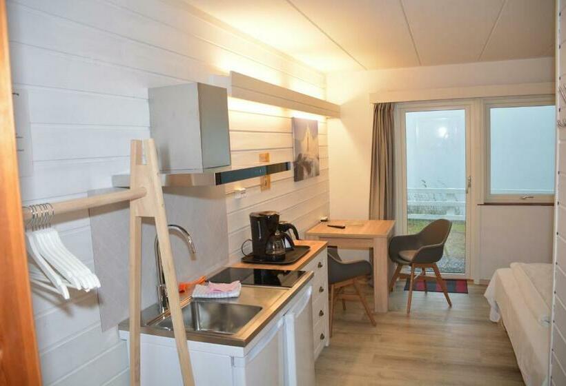 غرفة قياسية مطلّة علي البحر, Langenuen Motel & Camping