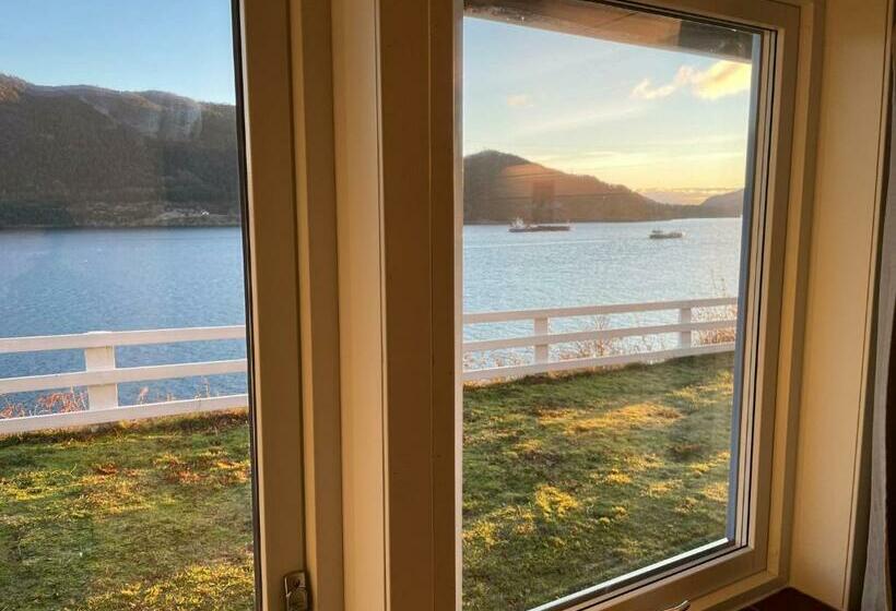 غرفة قياسية مطلّة علي البحر, Langenuen Motel & Camping