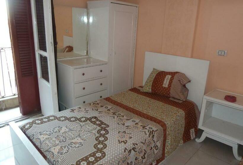 اتاق استاندارد یک تخته با سرویس بهداشتی مشترک, Venus Hostel