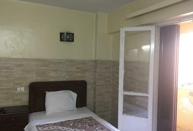 اتاق استاندارد یک تخته با سرویس بهداشتی مشترک, Venus Hostel
