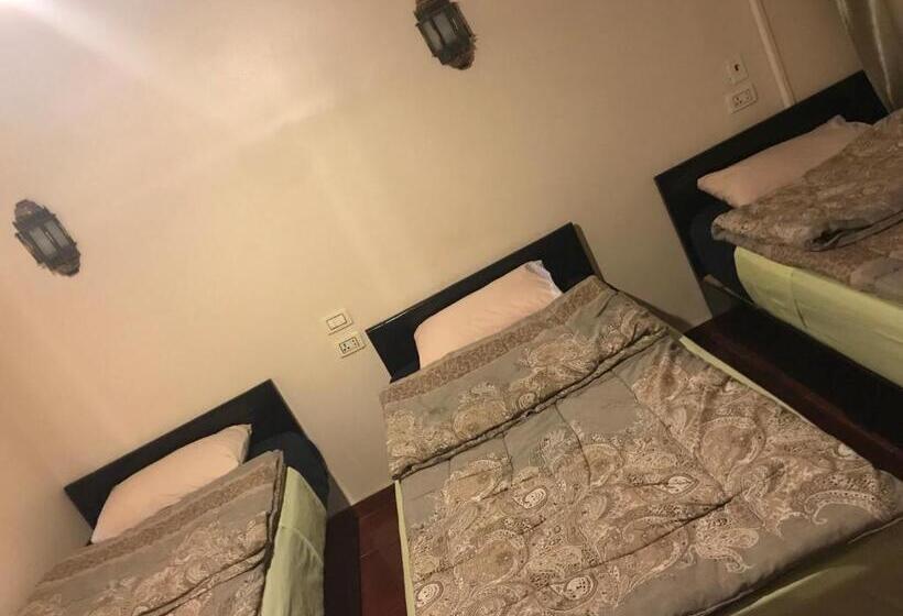 اتاق استاندارد سه تخته با سرویس بهداشتی مشترک, Wake Up! Cairo Hostel