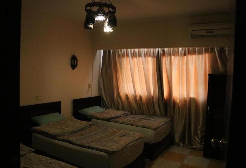 اتاق استاندارد سه تخته با سرویس بهداشتی مشترک, Wake Up! Cairo Hostel
